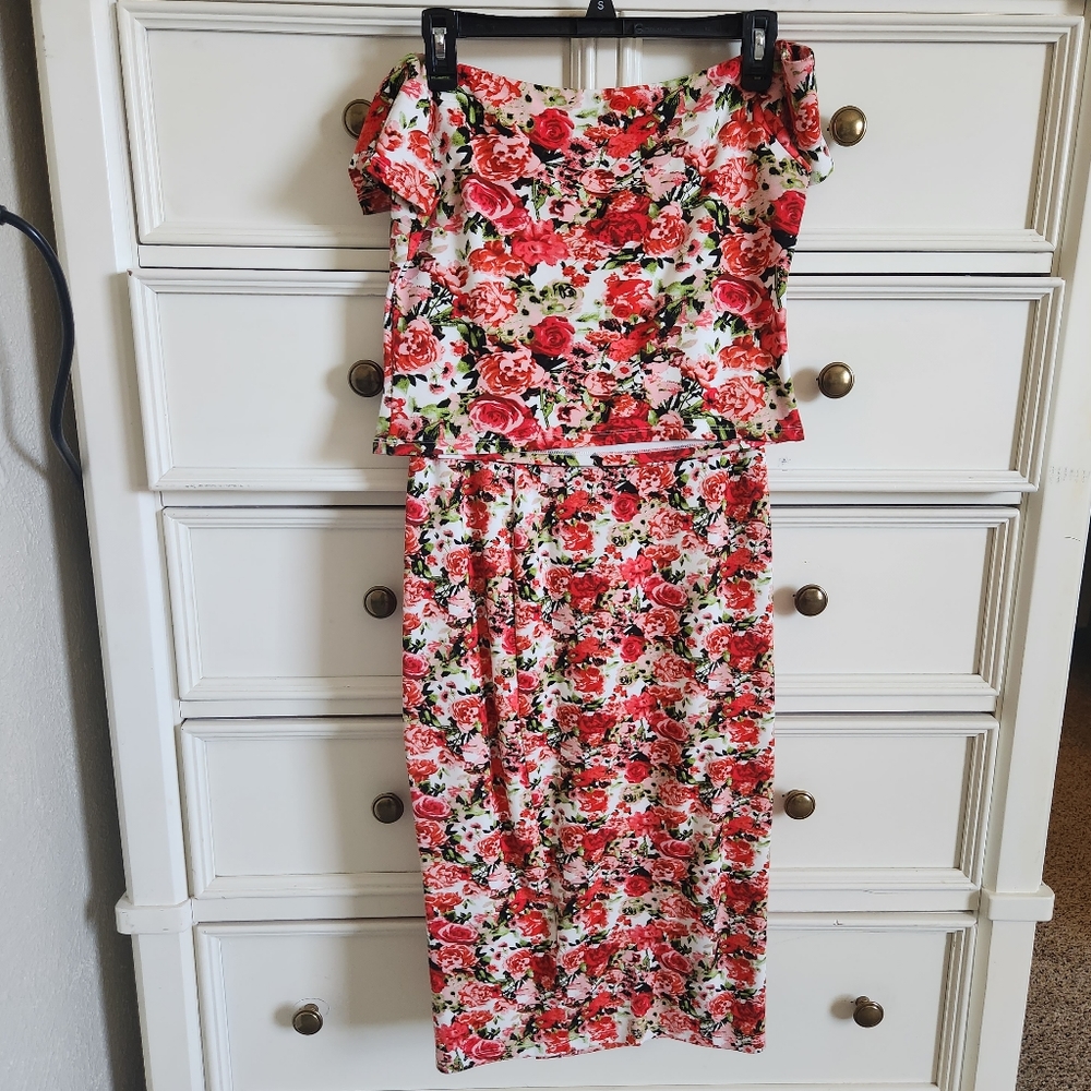 Gianni Bini Cropped Red Floral Off Shoulder Top - Picture 9 of 9